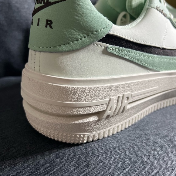 Nike Air Force 1 PLT.AF.ORM
Barely Green (Women's) - Picture 4 of 6